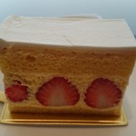 ジュワッと溢れるほどのキルシュに、優しく溶けるバタークリームと甘酸っぱい苺