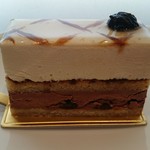 芳醇に香るラムレーズンと、濃厚で口溶け良いチョコムース