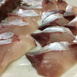 みょうが屋 - シマアジと寒ブリの中間のような感じかな。
      味わいはやはり寒ブリだけど、脂の軽さ爽やかさ、そして香りは鯵