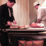 桃花林 - ペキンダッグはワゴンでサーブ　目の前で切って巻いてくれます。