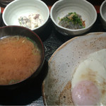 めしの助 - おまかせ朝定食:900円(明太子・自家製ツナマヨ・生しらす・海苔の佃煮)