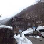 法師温泉 長寿館 - 法師温泉・長寿館に到着！ 立派な木造建築が目に入り、気分が高まります！