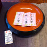 法師温泉 長寿館 - 客室の歓迎菓子は「さくら餅」