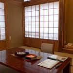 法師温泉 長寿館 - ちゃぶ台の間、こちらで食事と睡眠をとる。障子を開ければ、外は雪景色だ