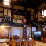 法師温泉 長寿館 - ロビーは畳の間。机代わりに大きな切り株、見上げれば立派な神棚