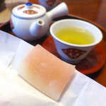 法師温泉 長寿館 - 淡い春色の「さくら餅」で一服。この季節にぴったりの歓迎菓子です