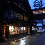 法師温泉 長寿館 - 山深い土地なので日暮れが早い。暗闇になる前のひとときが、この宿を最も美しく見せる時間だ