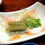 法師温泉 長寿館 - 先付。菜の花辛子漬け、山うど田舎煮。後者は胡麻油の風味で、酒の進む味付け