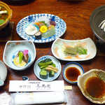 待望の夕食！ これは期待できそう。漬物は最後まで取っておいて(^-^)