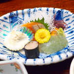 法師温泉 長寿館 -  ギンヒカリ（群馬産ニジマス）・湯葉・刺身こんにゃくのお造り。海苔巻になっているのは「なまずの身」