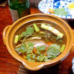 法師温泉 長寿館 - 白魚入り、山菜たっぷりの吸物。卓上コンロを吸物にあてるのは、寒い山中なればこそ