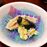 法師温泉 長寿館 - 天ぷらの主役は、山里らしく鯉！ 右下の飾り（五色そうめんを揚げたもの）にもご注目！