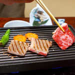 法師温泉 長寿館 - レアめに焼いて、上州牛の端整な赤身を味わう。卓上コンロを2つ並べた焼き台で、火力も十分