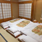 法師温泉 長寿館 - 布団を仲良く三つ並べて、おやすみなさい…