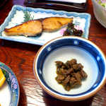 法師温泉 長寿館 - ブリの照焼きに、しじみの佃煮。ごはんが進みます