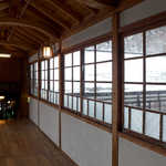 法師温泉 長寿館 - 外が明るい。雪が積もる中、本館へと渡る