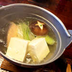 法師温泉 長寿館 - 朝の鍋には鮭が入っていた。しっかり身の味があって、新潟の近くに来たんだな～という感じがする