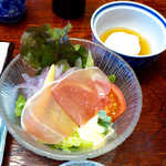 法師温泉 長寿館 - 生ハムが乗ったサラダは、豚肉好きな群馬らしい一品かも。温泉玉子はツルリと