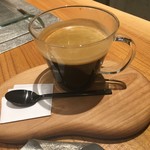 エスキス サンク - コーヒー　木のソーサーがイイ感じ！
