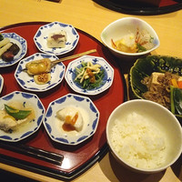 豆富料理と吟醸せいろ蒸し 八かく庵 大阪ステーションシティ店 - 一汁八菜と肉豆富のお膳（2380円）