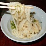 谷川米穀店 - このお店はテーブルの上に醤油と酢が置いてあります。 まずは、そのままのうどんの味を楽しんで、次に醤油を軽く入れて、そして最後にお醤油＋酢で食べます。 そうすると一杯のうどんで３種類の味が楽しめます。