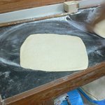 谷川米穀店 - お店の奥ではこんな感じでうどんが鎮座しています。 よく見るとテーブルの下にもこっそり隠れて居ます。（笑）