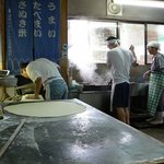 谷川米穀店 - そしてうどんを切るスペースの後ろでうどんを湯がいています。 この写真のうどんを切っている大将に聞いてみました。 １日にどれくらいの量が出るんですか？って。 そしたら、最近は量は出ないよって事でした。
