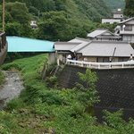 谷川米穀店 - もう少し離れて撮りました。 左手に道路とダンプがかろうじて見えると思います。 このダンプが見える方面が坂出方面です。 そして右手の一番手前の建物が谷川米穀店です。 人が少し並んでいるのが見えますよね。