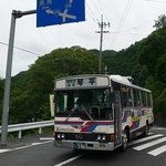 谷川米穀店 - 路線バスです。 カラフルな外観です。 琴平行きです。