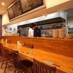 キッチンミルポワ - カウンターは6席。調理音も感じられライブ感たっぷり。オープンキッチンなので、どのお席からも音が聞こえます♪ハンバーグを焼く前の空気を抜くパンパンと音が聞こえますよ