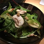 鳥恵 - マッシュルーム、柑橘、胡桃のサラダ