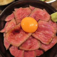 アカミヤコウシ - 熟成肉のローストビーフ丼1,800円。