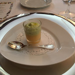 マダム・トキ - アミューズブッシュ：アボカドのムースを乗せたなめらかなプリン