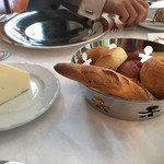 マダム・トキ - 選ぶのを悩んでしまうほどのパンの種類の多さ。ミニサイズのバゲットと、ワインのパンが最高でしたが。バターもたっぷり。