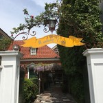 マダム・トキ - 有名な看板