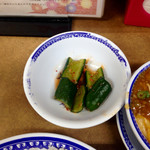 龍華 - キュウリのキムチ
      定食には必ずついてくるが、今日のは歯応えがしっかり残っていて、いつもより美味しかった。