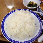 龍華 - 大盛ライス
      定食の大盛もおかわりも自由というサービスはお米大好きな僕には本当にありがたい。この店の大きな魅力の一つだ。