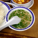 龍華 - 玉子スープ
      このスープも定食には必ず付いてくる。実はなかなか濃厚で、これだけでもごはんが食べられたりする。