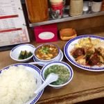 龍華 - Aランチ(¥880)&ミニ麻婆豆腐(+¥170)
      計 ¥1,050 ごはんはおかわり自由でこの内容は
      やはり抜群のCPの高さ。さすが『龍華』である。