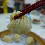 上海華都小吃點心城 - 上部をそーっとつまみます。