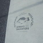 BIWAKO DAUGHTERS - 店舗前、入口までのアプローチに書かれたお店のマーク