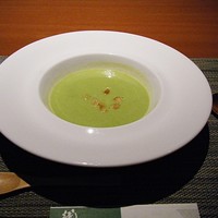 鉄板ダイニング織部 - グリーンピースのアツアツスープ