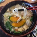 ファームキッチン味菜 - ほうとう(漬物付/900円)♪ほうとうは具沢山で地元産の野菜や甲州信玄豚が入った冬期間限定メニューだって。熱々で美味しい！