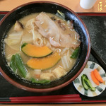 ファームキッチン味菜 - ほうとう(漬物付/900円)♪
            ほうとうは具沢山で地元産の野菜や甲州信玄豚が入った冬期間限定メニューだって。熱々で美味しい！