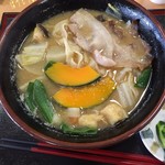 ファームキッチン味菜 - ほうとう(漬物付/900円)♪ほうとうは具沢山で地元産の野菜や甲州信玄豚が入った冬期間限定メニューだって。熱々で美味しい！