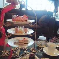 四季庭 カフェ＆レストラン - ジュエルスタンドと名付けられたティースタンド