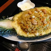 御膳房 銀座店 - パイナップル入りカレー味炒飯
