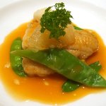 レストラン 拓 - 主菜：舌平目のポワレ グレープフルーツソース