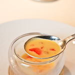 ロオジエ - AMUSE-BOUCHE　トマトとトウモロコシのスープ
