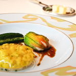 ロオジエ - 花ズッキーニひおうぎ貝のファルシィ、パルメザチーズのリゾットとサフラン風味のジュレ